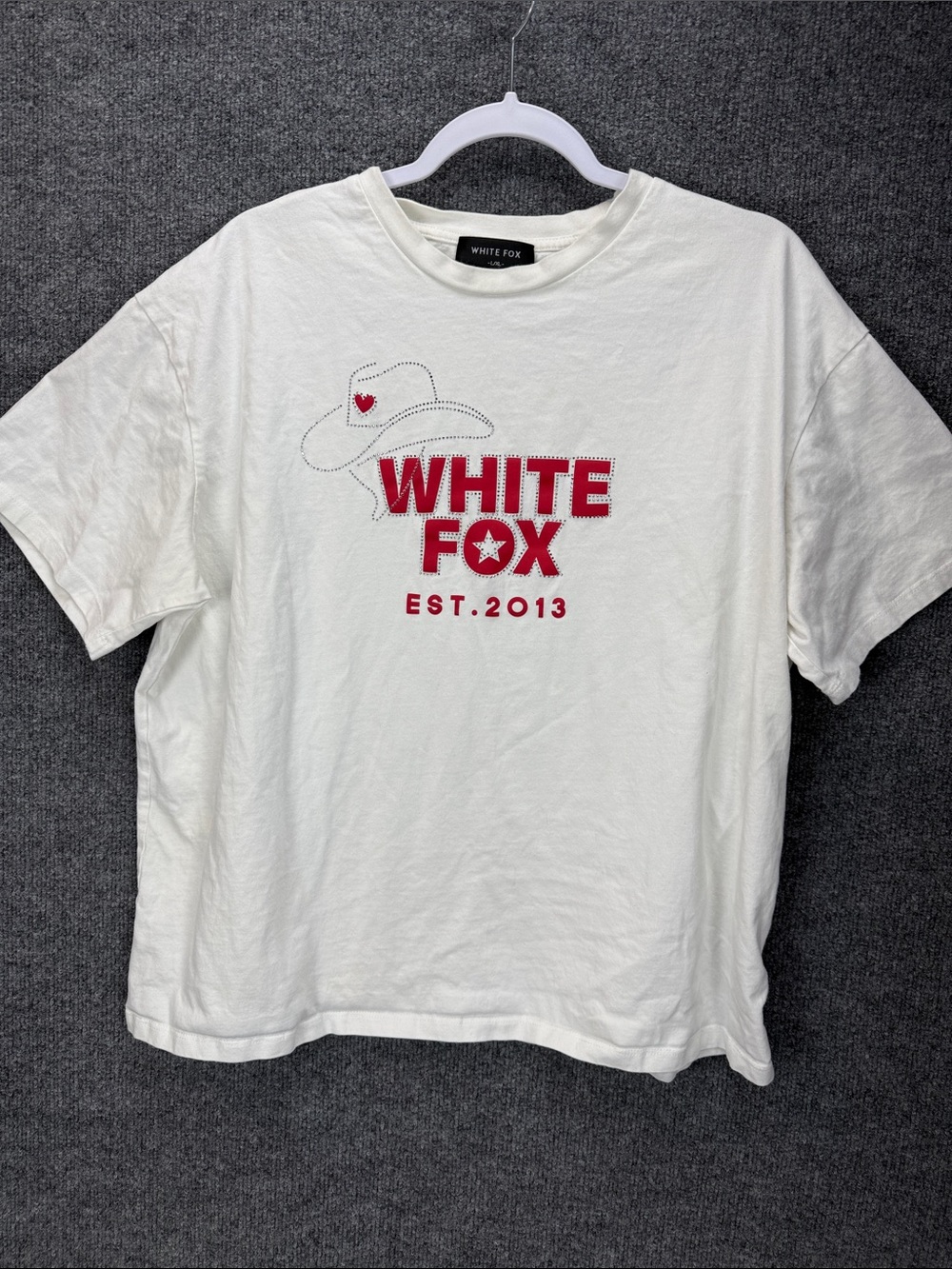 White Fox Boutique Rodeo Crew White Graphic Tee with Red Logo Size L/XL UI